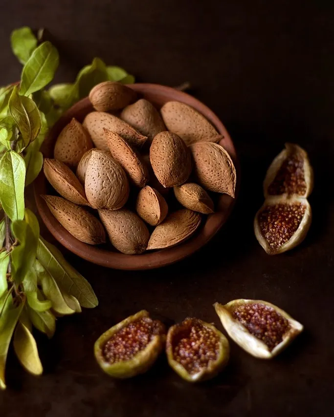 بادام در کاسه‌ی سفالی