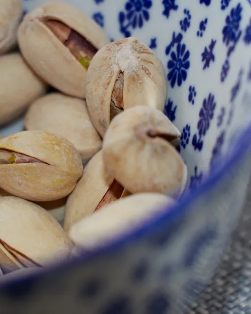 پسته‌ی خندان در کاسه‌ی آبی و سفید