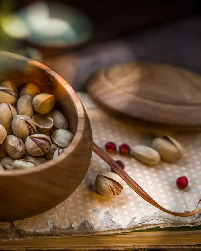 پسته در کاسه‌ی چوبی