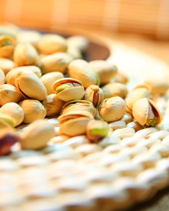 پسته در سبد حصیری